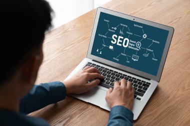 Model e-ticaret için SEO arama motoru optimizasyonu ve bilgisayar ekranında gösterilen çevrimiçi perakende işi