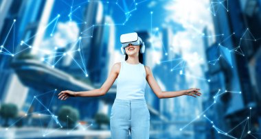 Kadın standı beyaz VR kulaklık takıyor ve beyaz kolsuz bağlantı metaverse, gelecekteki teknoloji siber uzay topluluğu yaratıyor. Etrafına bakıyor ve meta 'da fantezi inşa etmekten zevk alıyor. Halüsinasyon.