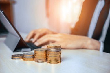 Para para birimiyle çalışan bir iş adamı. Yatırım büyümesi ve tasarruf kavramı. uds