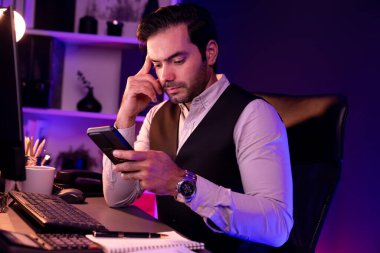 Akıllı iş adamı akıllı telefonuyla kağıt işleri veri tabanında satış kanalı disiplinlerini ve Neon Dark Light Room 'daki ürün hizmetlerini analiz etmek için bilgi topluyor. Tahmin et..