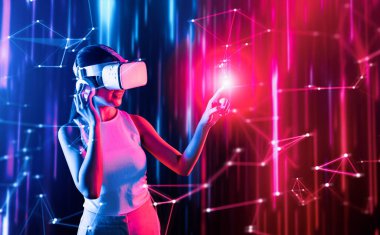 Meta-meta 'da siber punk stilinde ayakta duran zeki kadın metaevrene bağlı VR kulaklık takıyor, gelecekteki siber uzay teknolojisi kullanıyor, kadın sanal gerçekliğe dokunan bir nesne kullanıyor. Halüsinasyon.