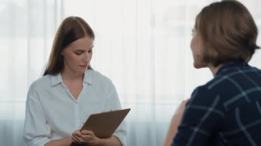 Mutlu hasta ve psikolog klinikte olumlu duygularla zihinsel sağlık sohbetlerini paylaşırken aynı zamanda klinikteki psikologlara başarılı bir iş ve hayatı açıklıyorlar.