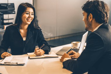 İnsan kaynakları bölümünden bir iş kadını, özgeçmiş belgesini incelerken iş başvurusu için iş adamı adayıyla görüşme yapıyor. Çalışanların işe alım konsepti. uds