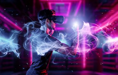 Neon boks sahasında kamera kıran ya da yumruklayan bir adam. Dijital teknoloji yeniliklerini kullanırken sporcu boks ve metaevren veya sanal dünyada hareketli jest. Sapma.