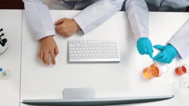 Bilimsel uzmanlığa, laboratuvar ekipmanlarına ve yenilikçi tıbbi biyoteknoloji yazılımına sahip laboratuvar sağlık araştırma ekibi yeni ilaçlar araştırıyor, tedavi geliştiriyor. Ağır çekim. Katı.