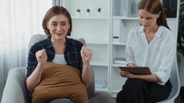 Mutlu hasta ve psikolog klinikte olumlu duygularla zihinsel sağlık sohbetlerini paylaşırken aynı zamanda klinikteki psikologlara başarılı bir iş ve hayatı açıklıyorlar.