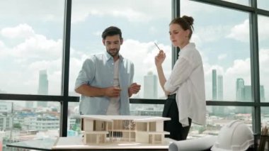 Yetenekli mimar mühendis takımı ev modeli inşaatı hakkında konuşuyor. Başarılı iç tasarım beyin fırtınası, paylaşım, mimari tasarım. Yaratıcı tasarım. İzleme