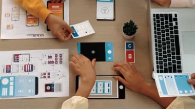 Mobil uygulama ya da web sitesi için kullanıcı arayüzü prototipi planlayan şirket çalışanlarının en iyi görünüm videosu. UX UI tasarımcı beyin fırtınası kullanıcı dostu arayüz planı. Sinerjik