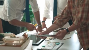 Yetenekli iş adamı ve akıllı iş arkadaşının tasarım evini birlikte kapatın. Mimar mühendisinin mimari teçhizat kullanarak bina yapısını ölçtüğü hava görüntüsü. Hizalama.