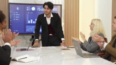 Analist ekibiyle ofis veya süs toplantı odasında yapılan sunum, başarılı bir ticari yatırım başarısı elde ettikten sonra mali verileri analiz etmek için BI Fintech 'i kullandı..