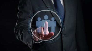 İş adamı müşteri hedef gruplarını belirlemek için verileri analiz eder, pazarlama stratejilerini rafine eder. Her hedef grubun özel ihtiyaçlarını karşılamak için iletiler gönderiliyor. Kullanıcı Kimliği