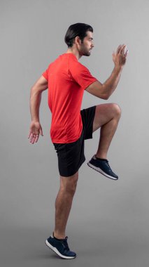 Vücut uzunluğunun tamamı atletik ve sportif genç erkek fitness 'in izole edilmiş arka planda kardiyo egzersizi duruşunu gösteriyor. Sağlıklı aktif ve vücut bakımı yaşam tarzı.