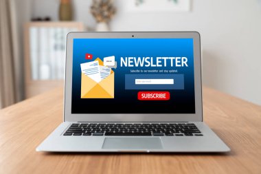 Müşterilerin abone olmak için bilgisayardaki haber belirleme sayfası Sugly Newsletter güncelleme bilgilerini aboneye aktarması