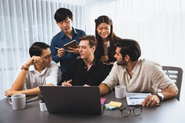 Bir grup farklı ofis çalışanı şirket ofis odasında stratejik iş pazarlama planlamasında birlikte çalışıyor. İş yeri konseptinde pozitif takım çalışması. Tedbirli