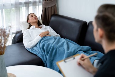 Stresli ve depresif bir hasta zihinsel hastalığı ve depresyonu olan psikiyatristten terapi sırasında yardım istiyor. Akıl sağlığı ve tıbbi bakım konsepti. Açılıyor