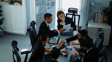 Toplantıda birlikte çalışan zeki iş adamlarının üst düzey görüşü. Menajer finansal belgeye bakarken borsaya yatırım yapmaya karar veriyor. İş adamları iş verilerini analiz eder. Müdürlük.