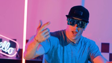 Havalı gözlük takan yetenekli break dansçı. Beyaz tişörtlü sanatçı. Yetenekli bir adamın serbest stil müziğe geçmesine ve kurşun ışıkta dans etmesine yakın. Mutluluk.