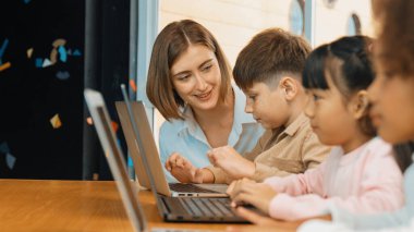 Sınıfta dizüstü bilgisayar kullanan zeki bir öğretmen. Profesyonel eğitmen, programlama mühendisliği kodunu açıkladı ya da eğitim ve öğrenim programı sırasında hızlı davrandı. Etkinlik.