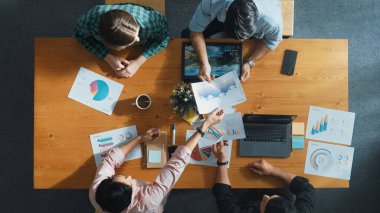 Zeki iş adamlarının grafikleri analiz etmek için el ele çalışmalarının en alt seviyesi. Piyasa borsası raporuyla finansal planı tartışan yetenekli bir pazarlama ekibi. Cemaat.