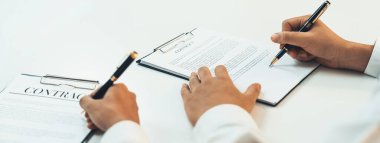 Şirket avukatının ya da hukuk bürosundaki avukat servisinin yardımıyla balyayla ilgili sözleşme imzalama belgesi. İşletme yatırımı ve yasal işlemlerin tamamlanması. Kurnaz.