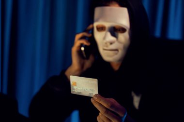 Kredi kartı sahibini arayıp gizli bilgilerle tehdit etmek için beyaz suçlu maskesi. Tüm veritabanları, güvenlik ihlali yapmaya çalışarak şifre şifreleme yapmak için. Bireysel.