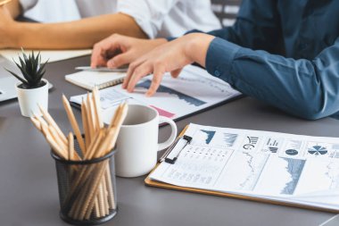 Veri analistleri ofis çalışanlarından oluşan bir ekip, mali, trend ve pazarlama verilerini analiz etmek için iş istihbaratı BI gösterge paneli üzerinde işbirliği yapmaktadır. BI yazılım kullanım sürücüsü iş başarısı. Tedbirli