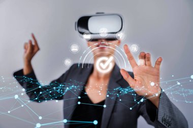 İş adamı, QC ve QA standartlarının karşılandığından emin olmak için katı kalite güvencesi protokolleri uyguluyor. Kalite güvencesi ile sertifikalı ürün mükemmelliğine ulaşmak. FaaS