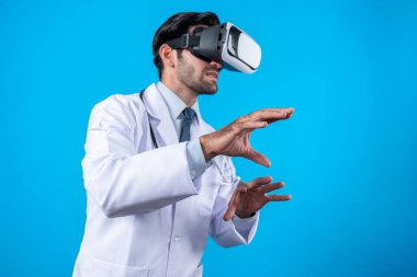 Tıbbi teoriyi açıklarken VR gözlük ve laboratuvar önlüğü takan beyaz, zeki bir doktor. Profesyonel doktor tıbbi verileri analiz ederken görsel gerçeklik kulaklıkları kullanarak metaevreni bağlıyor. Sapma.