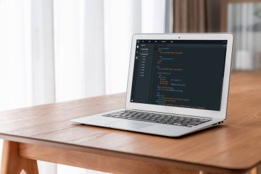 Model uygulama ve program kodlaması için bilgisayar ekranında yazılım geliştirme programlama