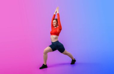 Vücut uzunluğunun tamamı atletik ve sportif kadınlar tarafından izole edilmiş arka planda sağlıklı ve meditasyon egzersizi yaparken çekildi. Sağlıklı aktif ve vücut bakımı yaşam tarzı