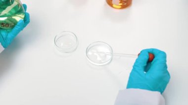 Bilimsel laboratuar araştırmacısı mikroskobik slayt üzerine sıvı örneği bırakır. Tıbbi muayene için ya da yeni teşhis aleti için. Mikrobiyolog, tıp çalışanı laboratuarda deney yapıyor. Ağır çekim. Katı.