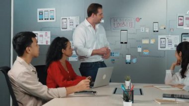 Bir grup profesyonel iş adamı Ux ve Ui tasarımı hakkında konuşuyor. İşbirlikçi çeşitli iş adamları pazarlama planı hakkında beyin fırtınası yapıyor. Birlikte çalışan iş adamları. Yönlendirici.