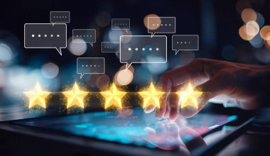 İş adamı müşteri memnuniyet değerlendirmesi verilerini analiz eder ve hizmet kalitesini artırmaya çalışır. Müşteri memnuniyeti ve sadakatini arttırmak için koz değerlendirmeleri. EIDE