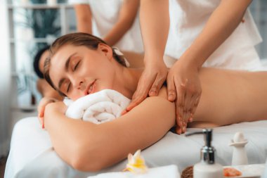 Kafkas çift müşterisi stres önleyici spa masajının keyfini çıkarıyor ve lüks otel veya oteldeki gündüz açık hava ortamında güzellik teniyle eğleniyor. Sessiz.