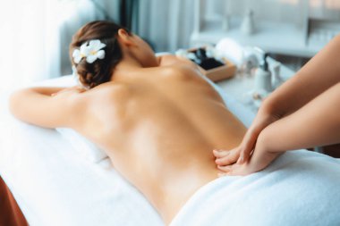 Kafkasyalı kadın müşteri stres önleyici spa masajının keyfini çıkarıyor ve lüks otel ya da oteldeki gündüz açık ortam güzellik salonunda güzellik teniyle eğleniyor. Sessiz.