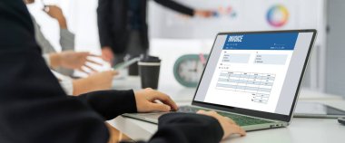 Muhasebe uygulamasından gelen fatura bilgisayar ekranında. Şirket işlerinin finans ve bütçesi için bilgisayar programı. Rahatça..