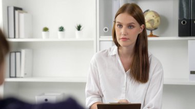 Mutlu hasta ve psikolog klinikte olumlu duygularla zihinsel sağlık sohbetlerini paylaşırken aynı zamanda klinikteki psikologlara başarılı bir iş ve hayatı açıklıyorlar.