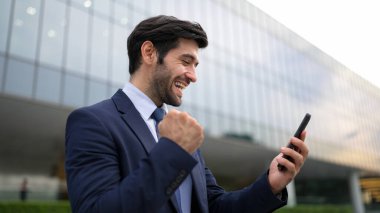 Başarılı bir iş adamı ayakta durarak satışların artmasını kutluyor. Mutlu proje yöneticisi ya da lider başarılı bir projeyle gurur duyuyor, terfi alıyor, telefon tutarken iş buluyor. Sevinçli..