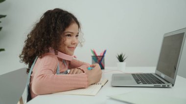 Akıllı bir kızın kulaklığını çıkartıp, ödevlerini yaparken yan bakış açısı. Programlama sistemini araştırırken ve mühendislik komut yazarken deftere yazı yazan beyaz bir kız öğrenci. Pedagoji.