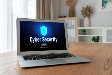 Bilgisayar ekranındaki siber güvenlik sistemi özel bilgileri bilgisayar korsanlarından ve siber saldırılardan koruyor.