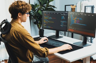 Bilgisayar ekranında çevrimiçi yazılım geliştirme kodlaması oluşturma konusunda stresli bir şekilde çalışan IT geliştiricisi, modern ofisteki web sitesi projesinde en son sürüm uygulaması için düşünme programı. Toplayıcı.