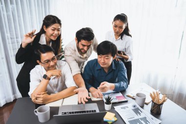 Veri analistleri ofis çalışanlarından oluşan bir ekip, mali, trend ve pazarlama verilerini analiz etmek için iş istihbaratı BI gösterge paneli üzerinde işbirliği yapmaktadır. BI yazılım kullanım sürücüsü iş başarısı. Tedbirli