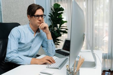 Güncellenmiş sürüm uygulama projesi denemesi ile ilgili kodlama programı ile pc align çalışma dizüstü bilgisayarı üzerinde çalışan çevrimiçi yazılım geliştirme bilgilerine bakan IT geliştiricisi yeni bir kod genel sistemi yaratıyor. Bireysel.