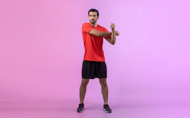 Vücut uzunluğunun tamamı atletik ve sportif genç bir adam tarafından izole edilmiş arka planda egzersiz öncesi duruş için ısınma ve esneme hareketleri ile çekilir. Sağlıklı aktif ve vücut bakımı yaşam tarzı.
