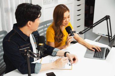 Gülücük saçan radyo etkili sunucuları, canlı yayında canlı yayında, sabah saatlerinde stüdyo kaydında dinleyicilere senaryo ve dizüstü bilgisayardan konuşan konu ortaklaşa soruyla birlikte. İnfobahn.