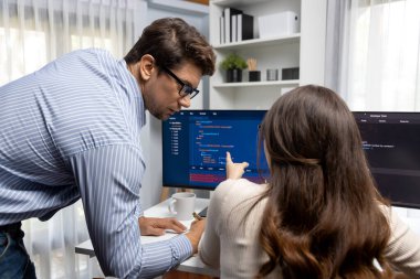 İki ekran ekranında yaratıcı web sitesi planlama yazılımını tartışan yetenekli geliştiriciler programı arka görüş konseptiyle ofiste tasarımı analiz eden tam yığın veri. Varsayım.