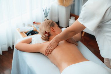Kafkasyalı kadın müşteri stres önleyici spa masajının keyfini çıkarıyor ve lüks otel ya da oteldeki gündüz açık ortam güzellik salonunda güzellik teniyle eğleniyor. Sessiz.