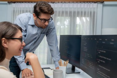 Takım becerisi geliştiricileri programı en yeni kodlama yaratıcı web sitesi planlama yazılım projesini iki bilgisayar ekranında düşünerek, ofiste tam yığın veri analizi ile karşılaştırıldığında. Varsayım.