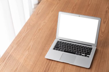 Tasarımınız için mod bilgisayardaki beyaz boş ekran monitör ekranında maket yapın