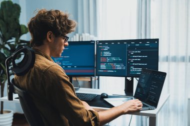 Bilgisayar ekranında çevrimiçi yazılım geliştirme kodlaması oluşturma konusunda stresli bir şekilde çalışan IT geliştiricisi, modern ofisteki web sitesi projesinde en son sürüm uygulaması için düşünme programı. Toplayıcı.